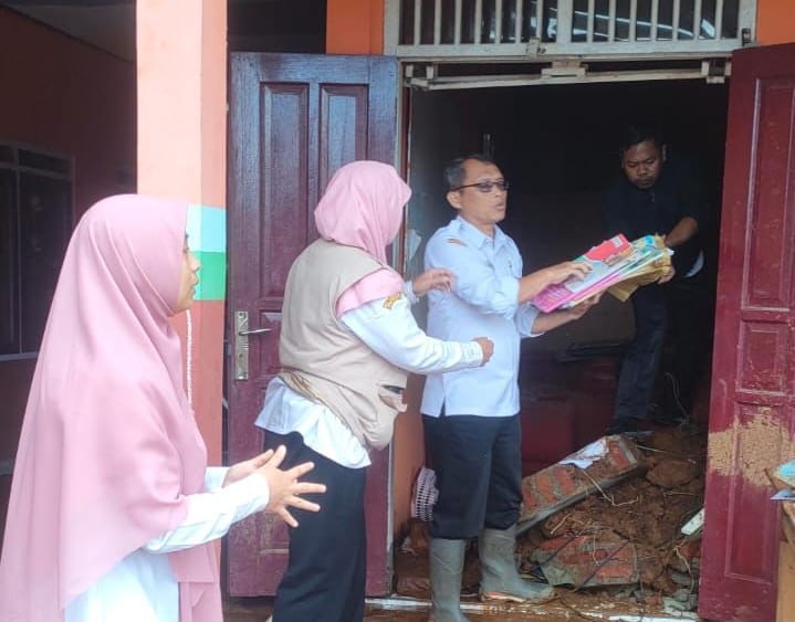 Hujan Deras Picu Longsor, Ruang Guru SDN 2 Susukan Rusak Parah