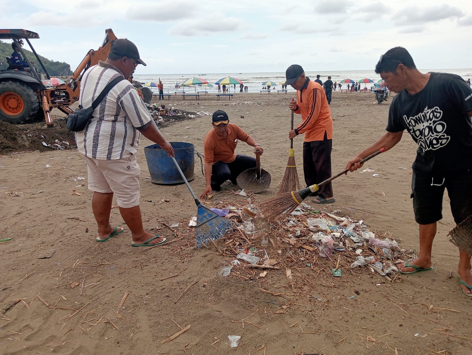 Pasca Lebaran Idulfitri, Pemdes Jetis Bersih-Bersih Sampah di Pantai Jetis 
