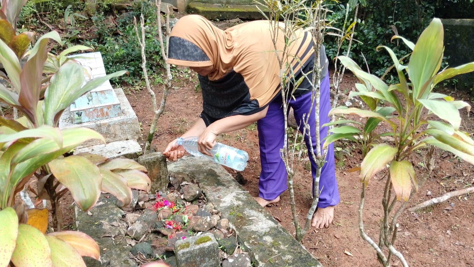 Sadran, Warga Banjarpanepen Banyumas Lestarikan Bersih Kubur