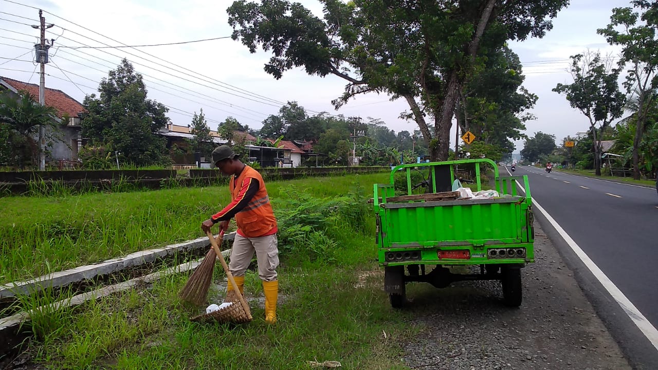 Jelang Nataru, Volume Sampah Liar di Bahu Jalan di Wilayah Banyumas Timur Melonjak 