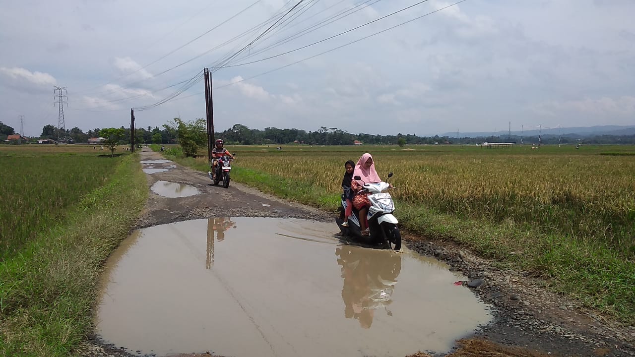 Pengguna Jalan Sebut Jalur Lingkar Selatan Seperti Empang 