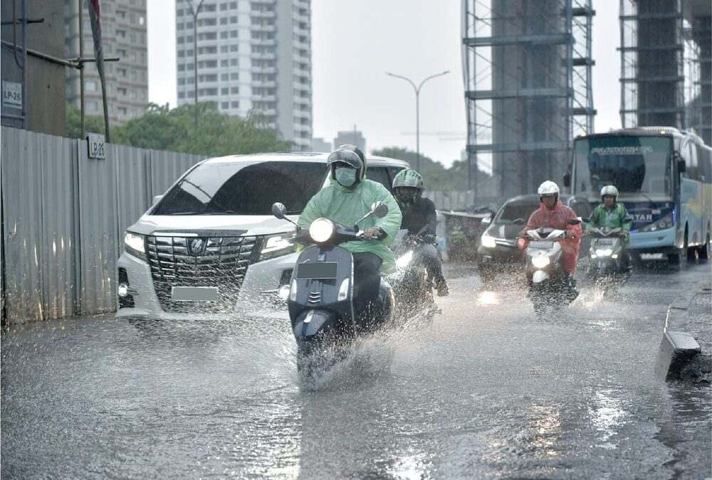 Jangan Sampai Salah, Ini 9 Cara Merawat Motor Listrik di Musim Hujan