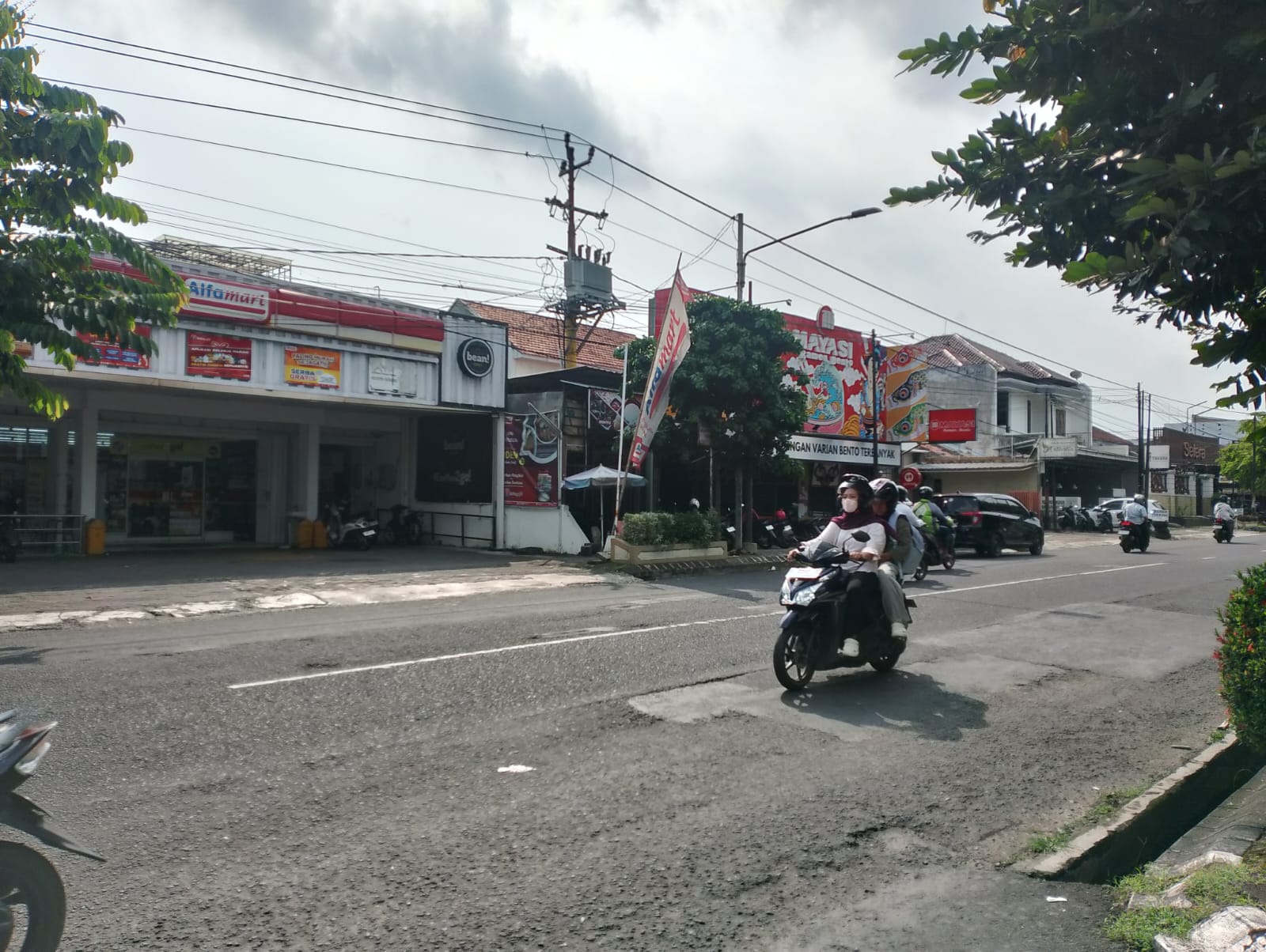 Jalan HR Boenyamin Dikeluhkan, Permukaan Bergelombang Dinilai Membahayakan
