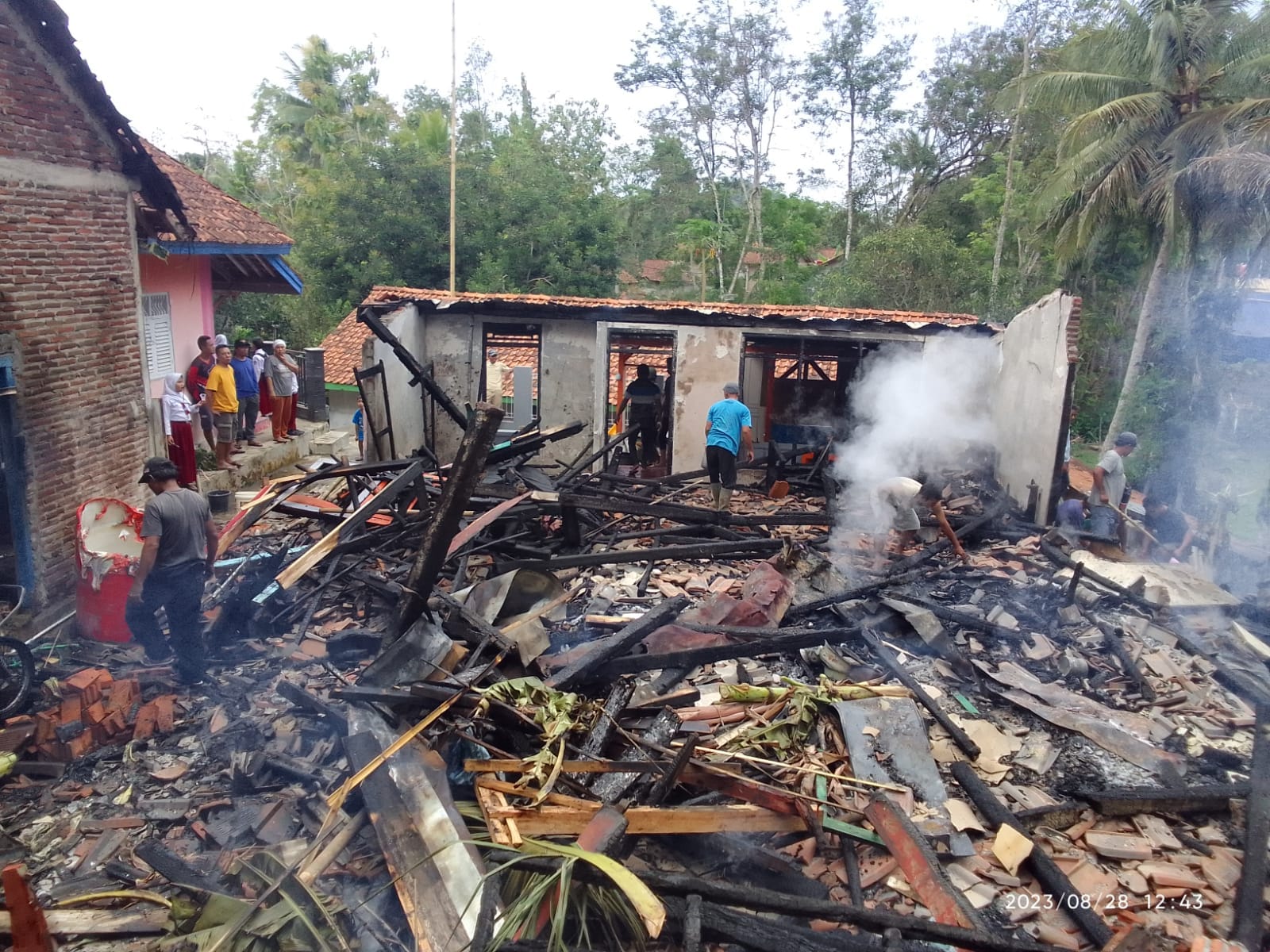 Korsleting Listrik, Sebuah Rumah di Desa Canduk Lumbir Ludes Terbakar