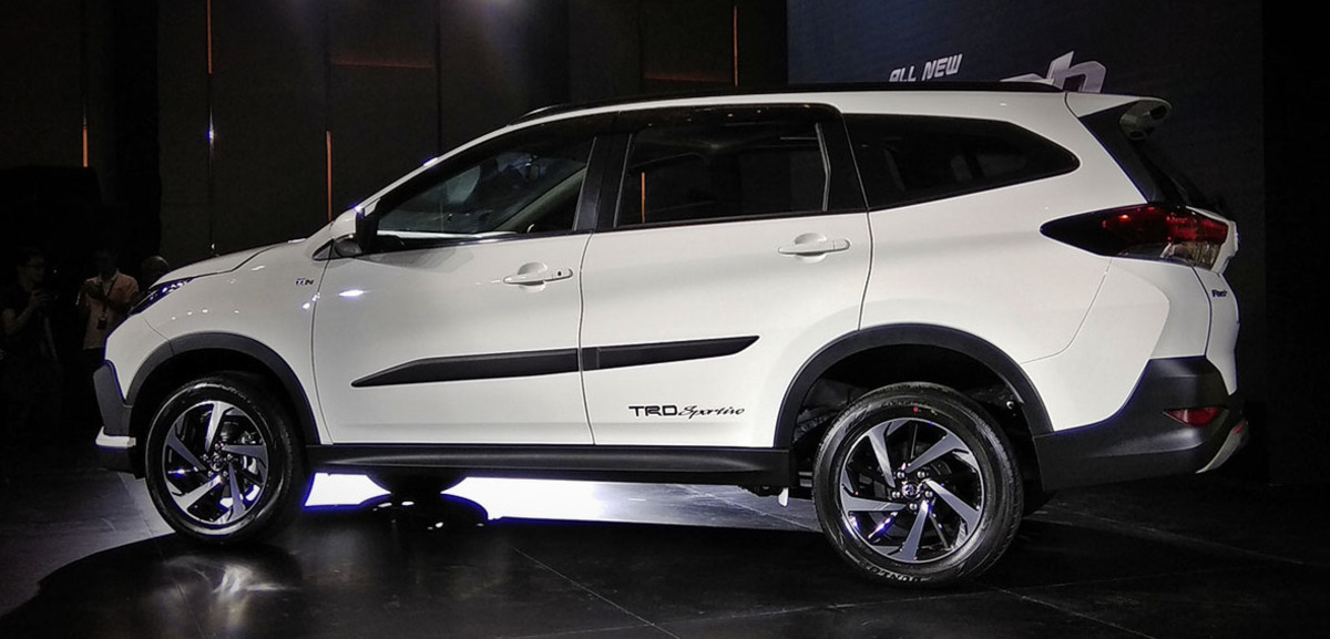 Rasakan Sensasi Berkendara di Mobil Toyota Rush, SUV Andalan di Segala Situasi