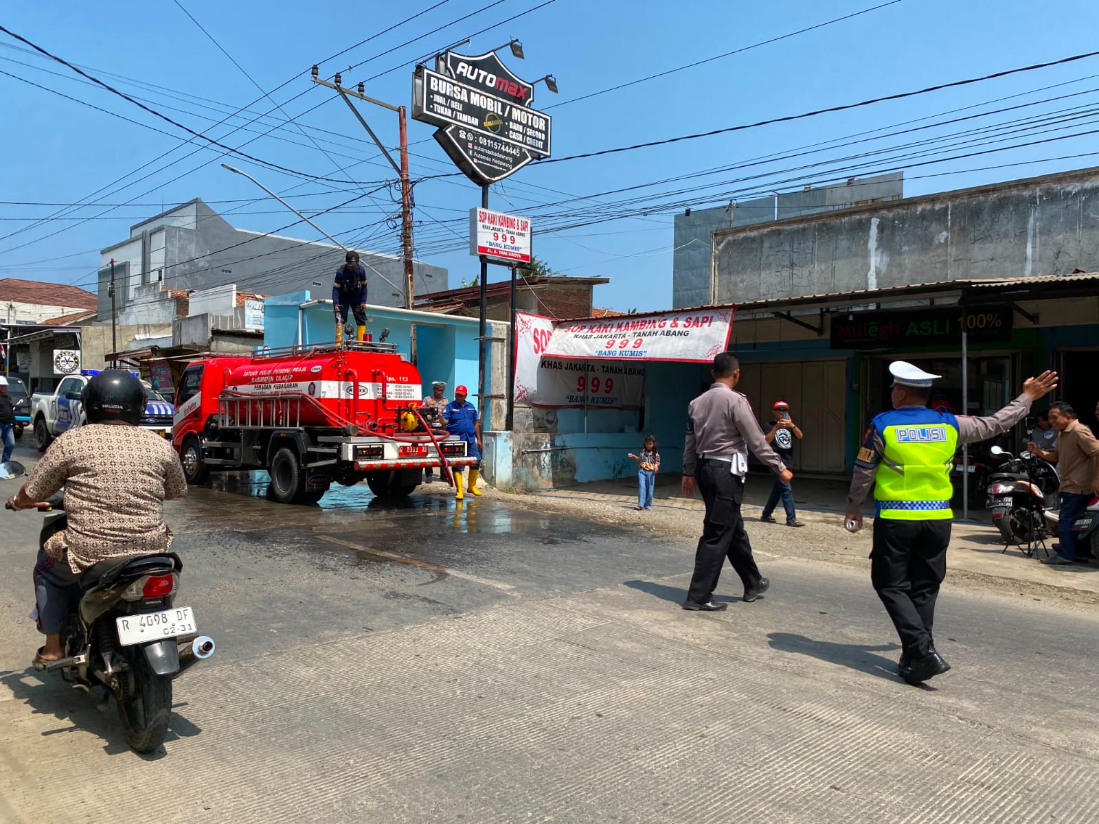 Material Tanah Berserakan, Jalan Ahmad Yani Kroya Cilacap Disemprot