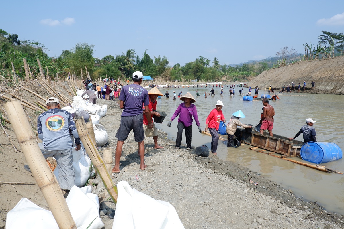 Cegah Erosi dan Banjir, Warga Kedungwaru Bangun Tanggul