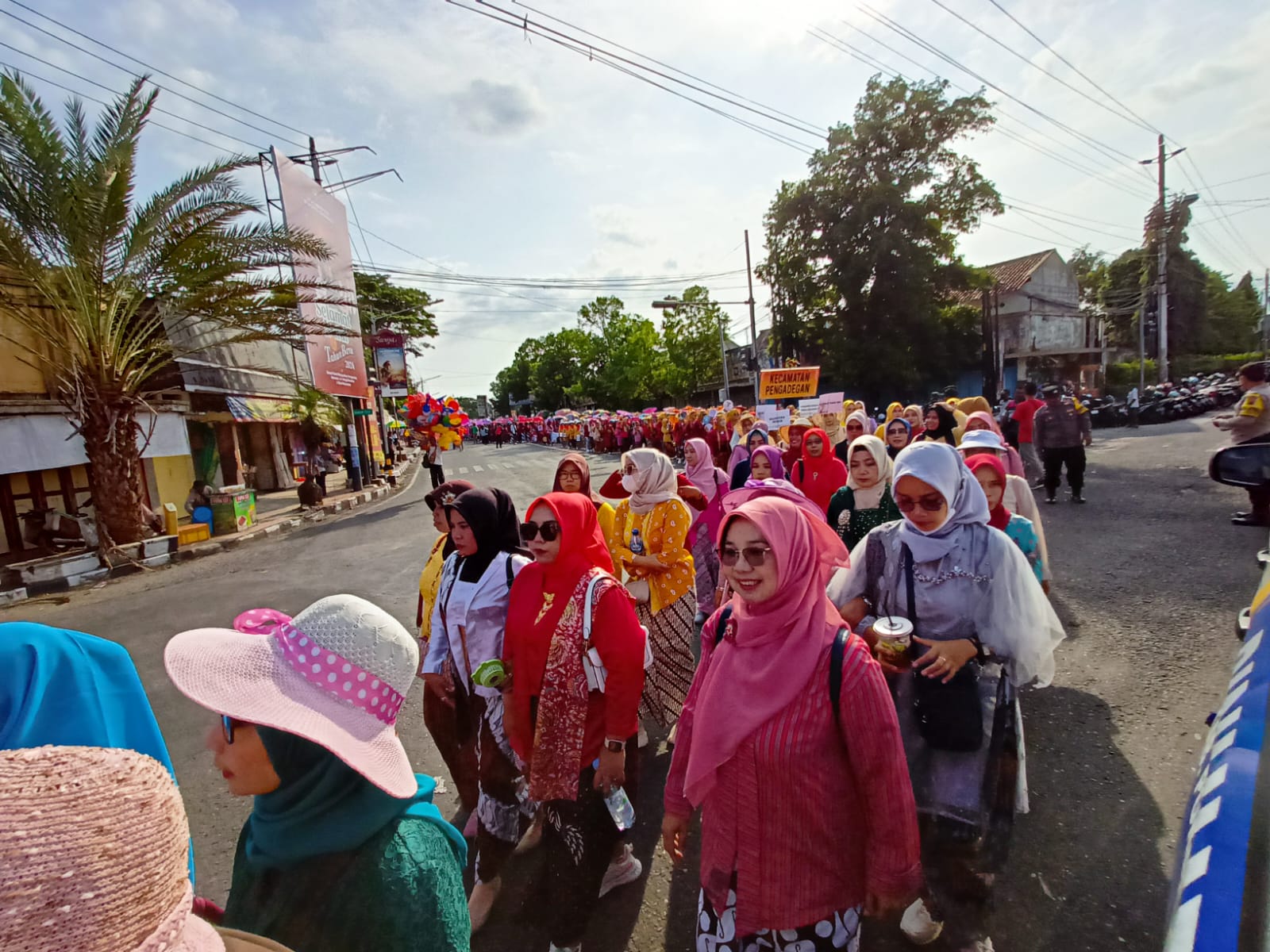 Unik, 3.551 Perempuan Purbalingga Jalan Kaki Berkebaya