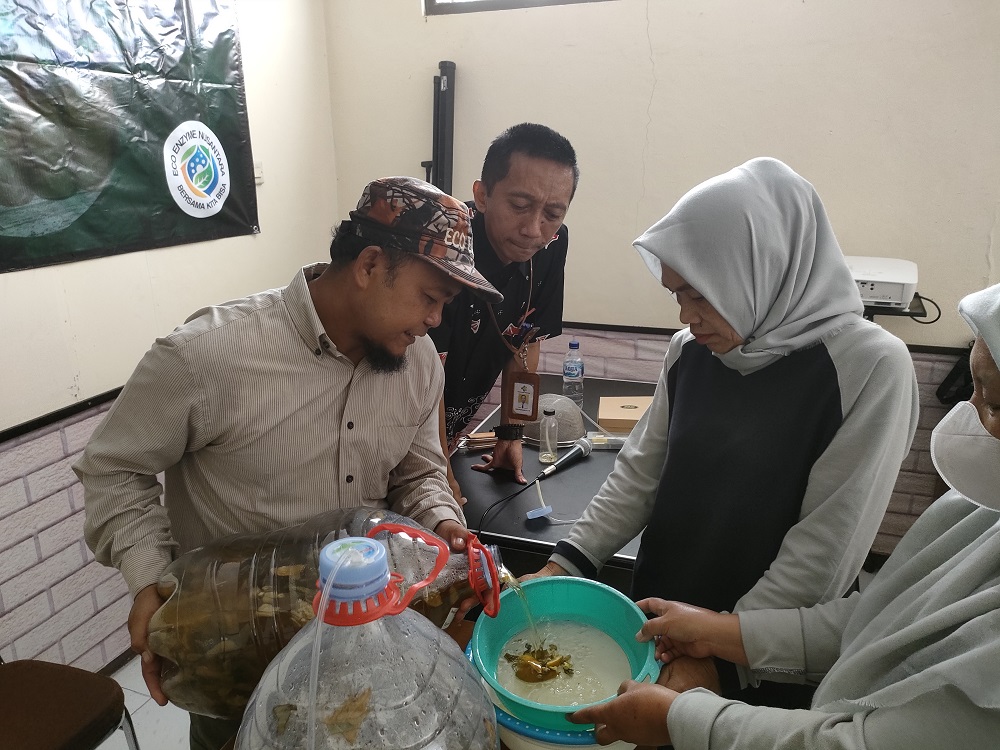 Atasi Masalah Lingkungan, Kampus 7 Poltekkes Kemenkes Semarang Gelar Pelatihan Eco Enzym