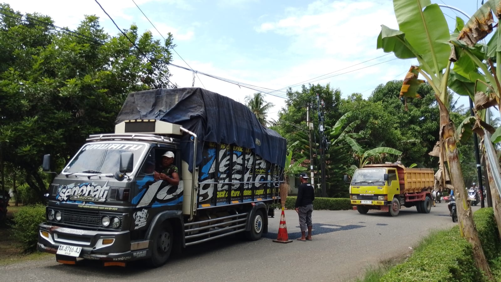 Prembun Keberatan Dilintasi Kelompok Truk Pengangkut Material