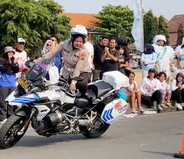 Sosialisasi Keselamatan Berlalu Lintas, Satlantas Polresta Cilacap Atraksi Moge 