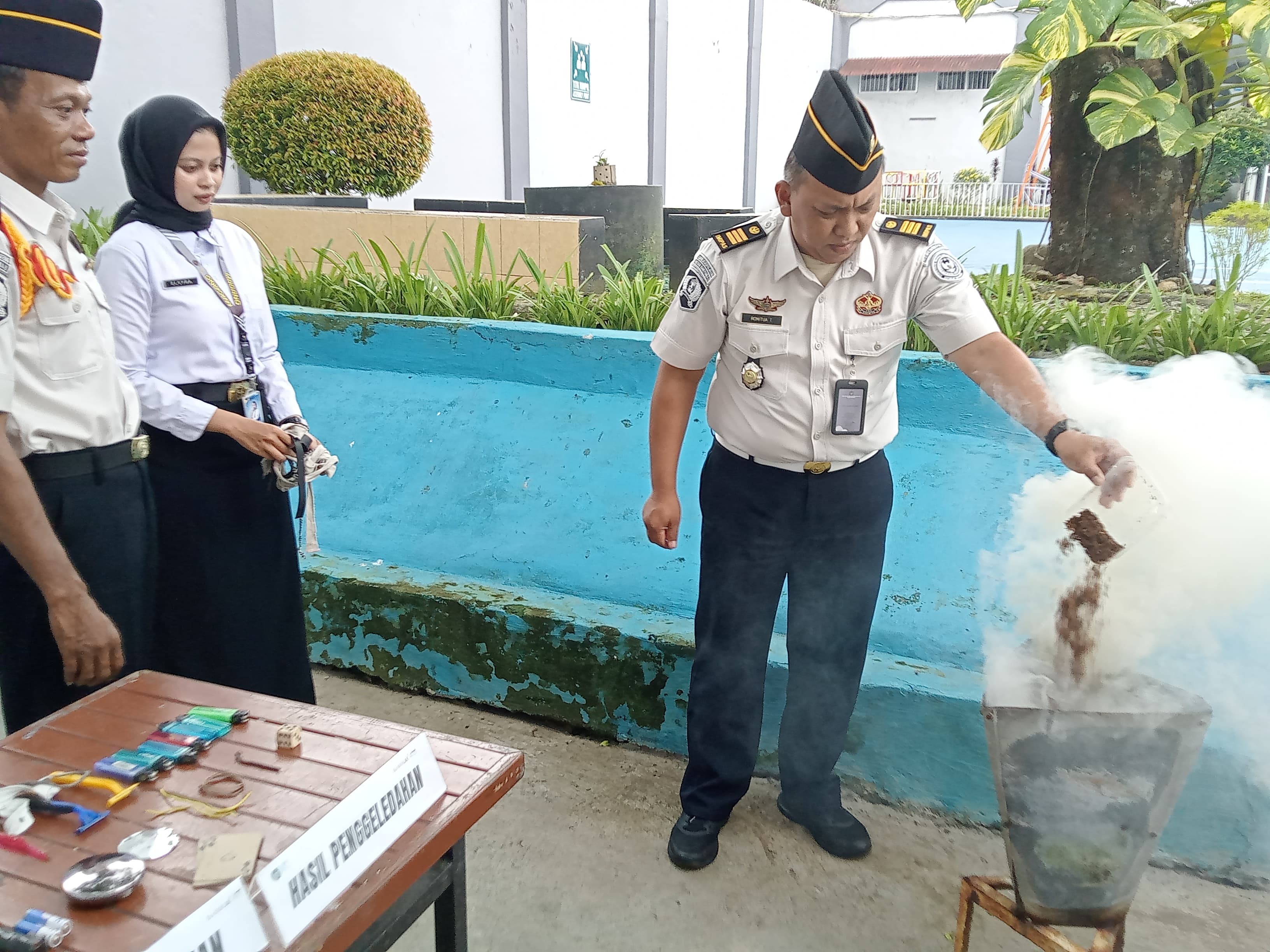 Barang Bukti Hasil Razia Warga Binaan Rutan Banyumas Dimusnahkan