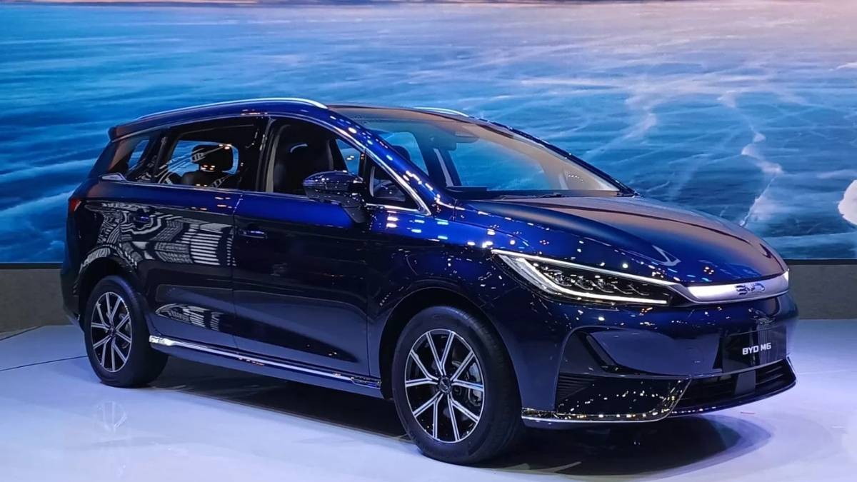 Mobil Listrik Keluarga Rasa Sultan? Intip Fitur & Harga Kompetitif BYD M6