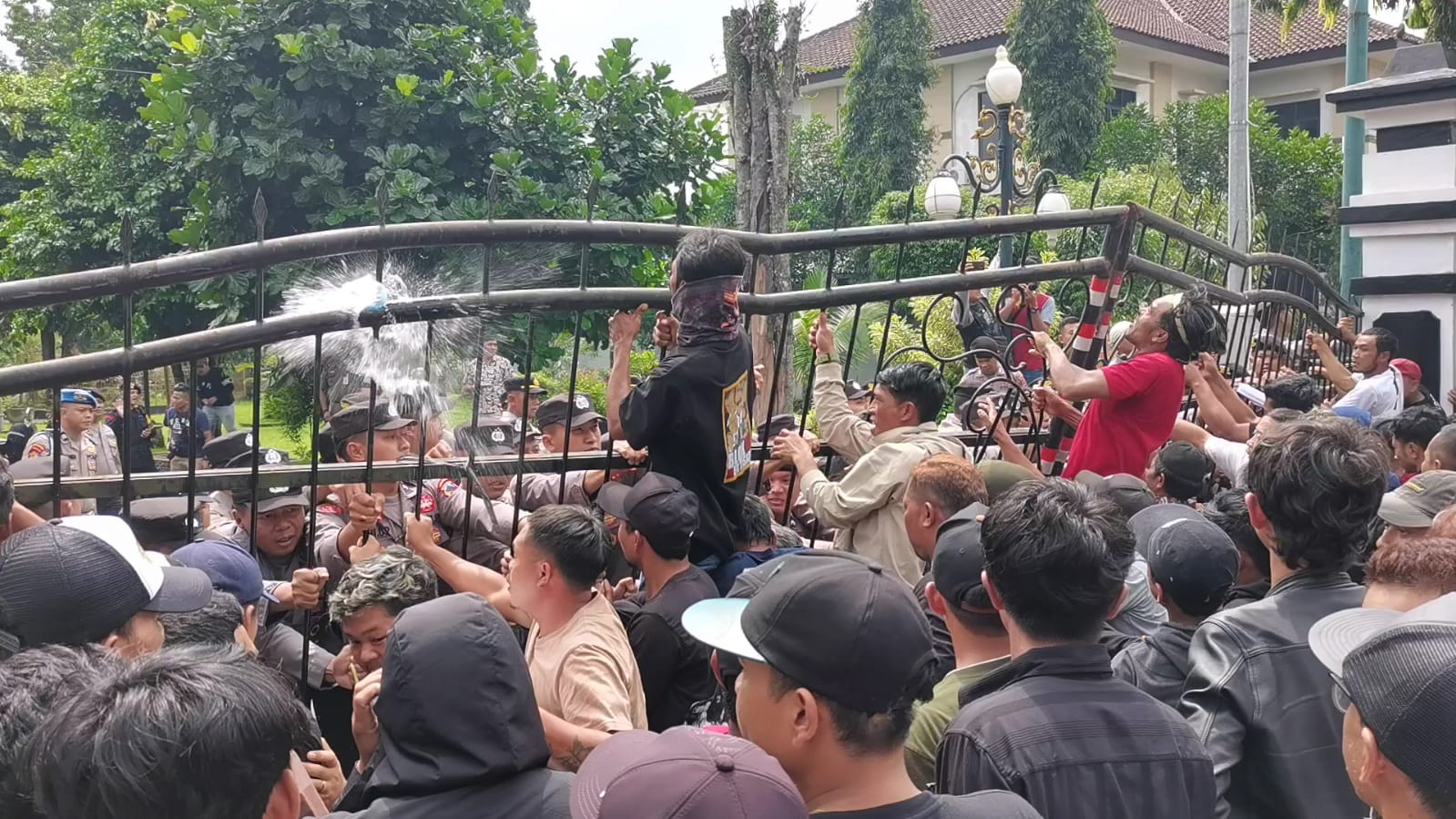 Demo Massa Tuntut 57 Kades Terpilih di Banjarnegara Tetap Dilantik Ricuh