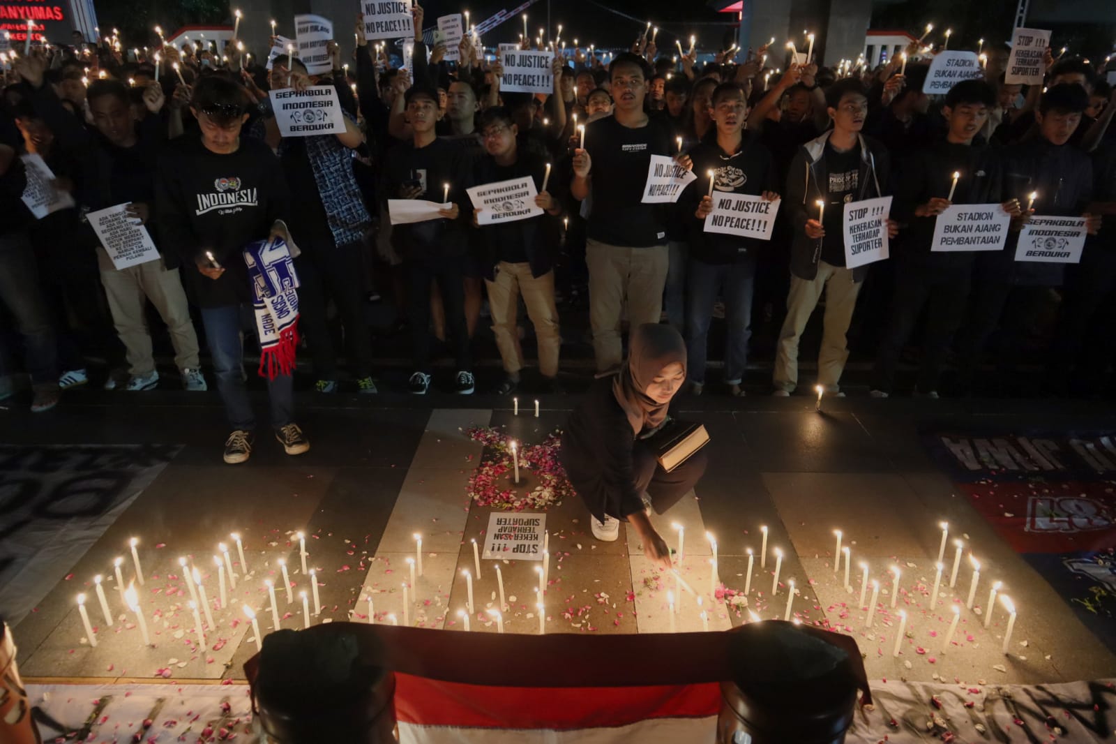Foto-foto: Solidaritas, Aliansi Suporter Banyumas Nyalakan 1000 Lilin di Alun-alun Purwokerto