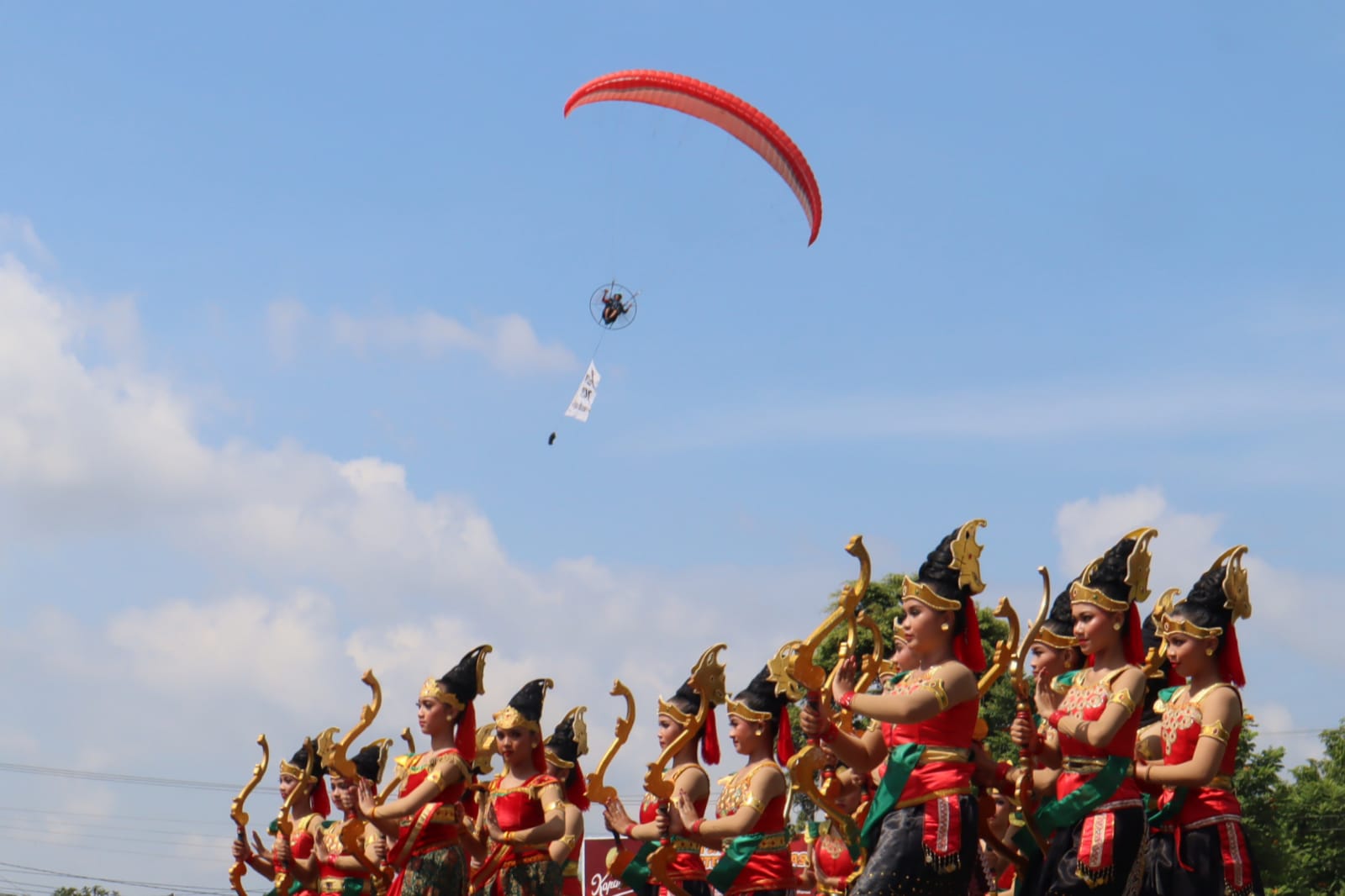Aksi Paramotor dan Aeromodeling Hiasi Langit Alun-alun Purwokerto 
