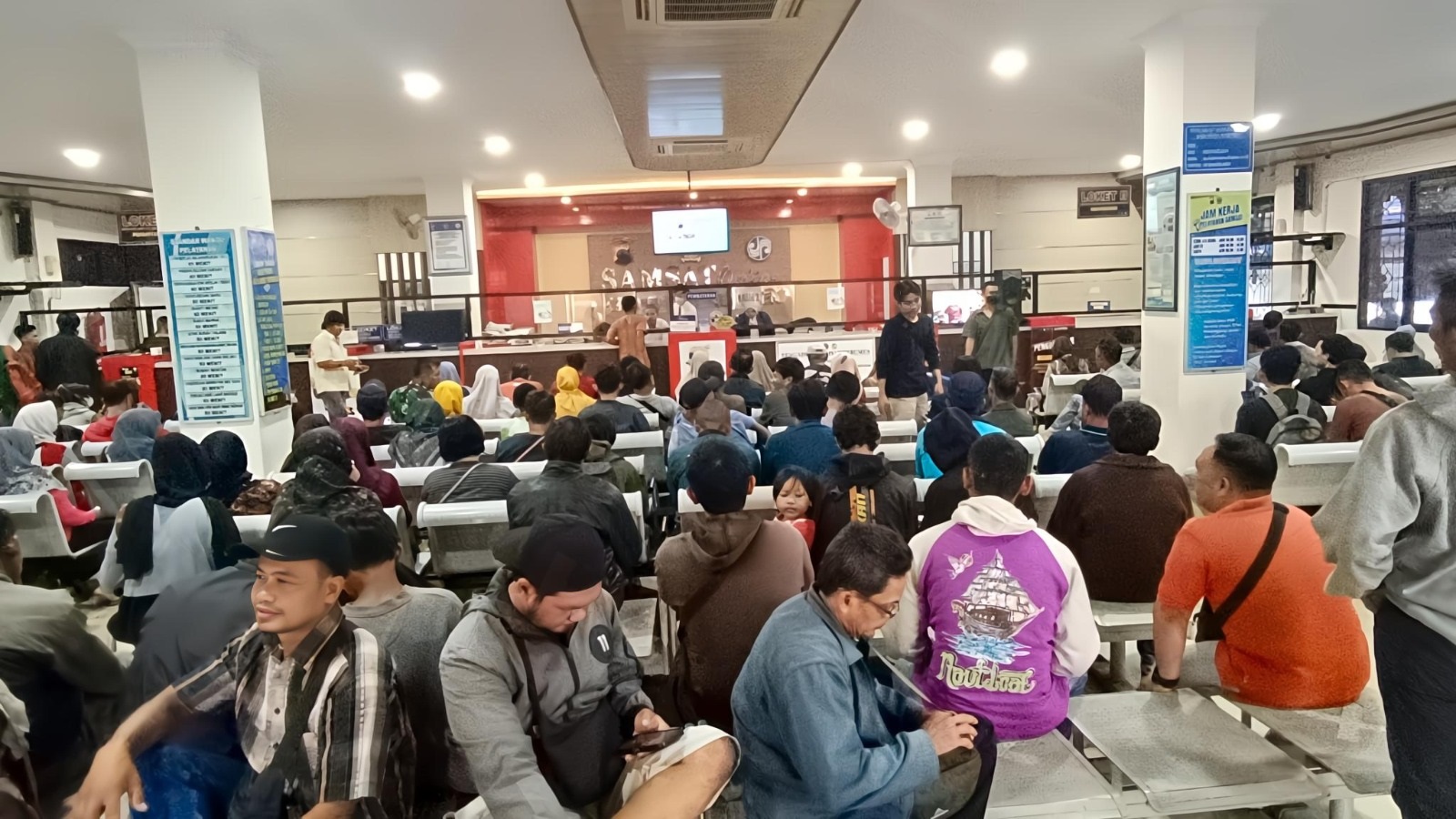 Hari Terakhir Pemutihan Pajak, Samsat Kebumen Diserbu Warga