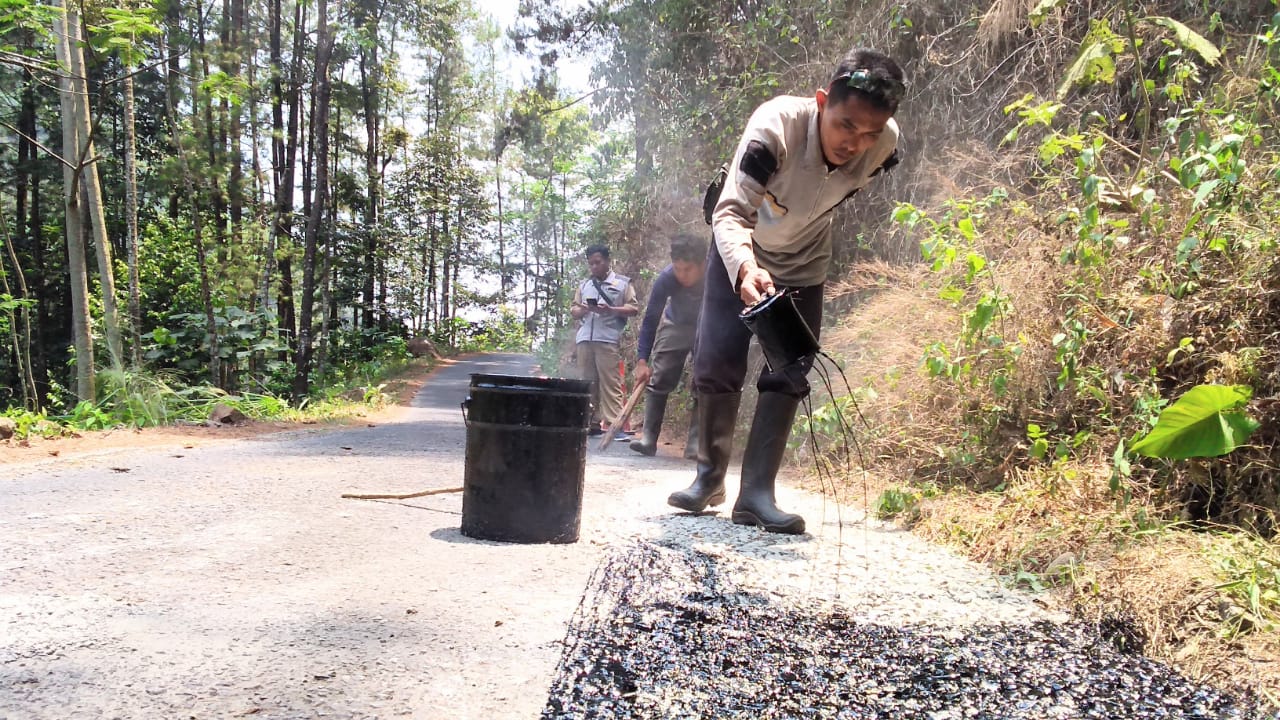 12 Km Ruas Jalan Kamulyan-Watuagung, Masih Banyak Kerusakan 