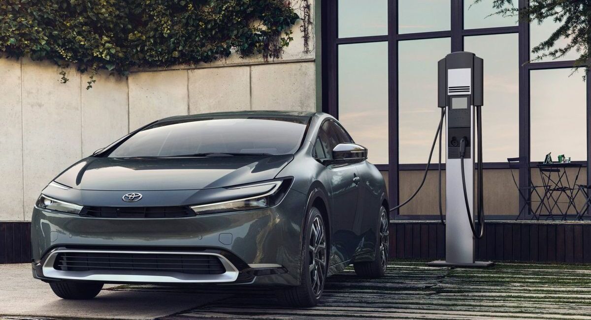 Kabar Terbaru! Simak Daftar Harga Mobil Toyota Hybrid 2025