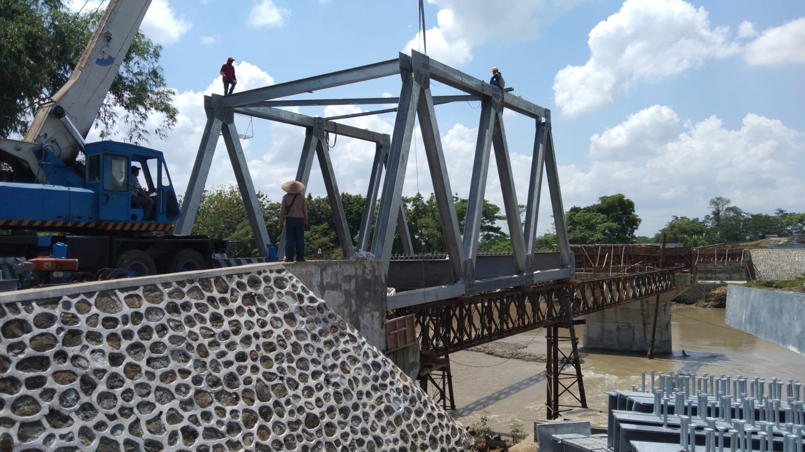Sempat Tertunda Karena Cuaca, Besi Baja Bentang Jembatan Wika Mulai Terpasang