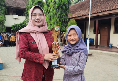 SMP Negeri 1 Kaligondang Raih Juara 1 Lomba Sesorah Putri