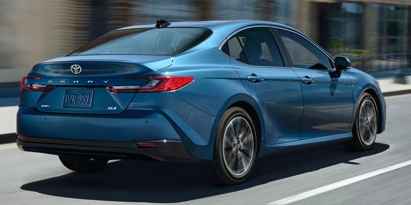 Sedan Toyota Camry Hybrid 2025 Yang Tampil Mewah Dan Agresif