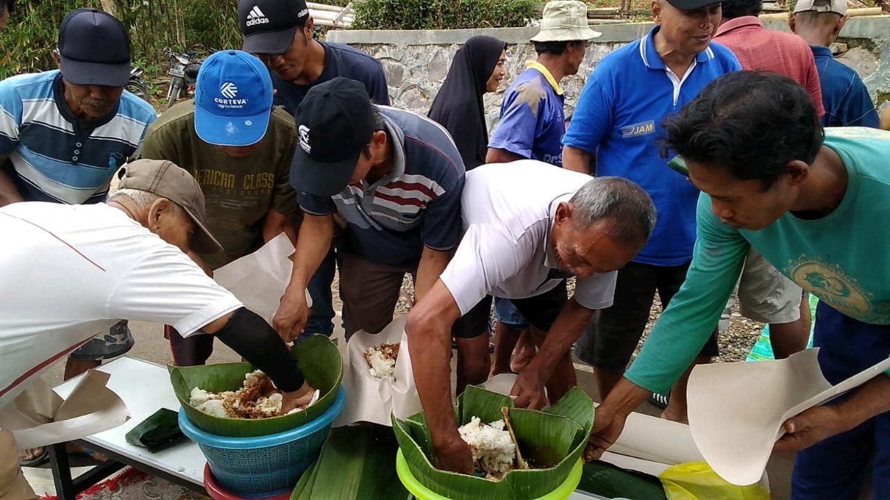 Unik, Memetri Bumi di Desa Gumelar Kidul Kecamatan Tambak Sajikan Tumpeng Ole-ole 