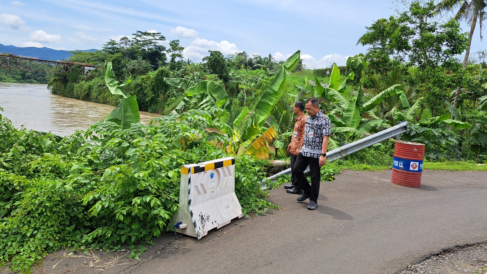Ruas Jalan Warga di Ujung Bandara Jenderal Besar Soedirman Kembali Longsor