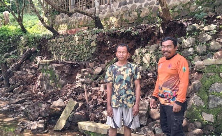 Longsor Ancam Rumah Warga Sempor