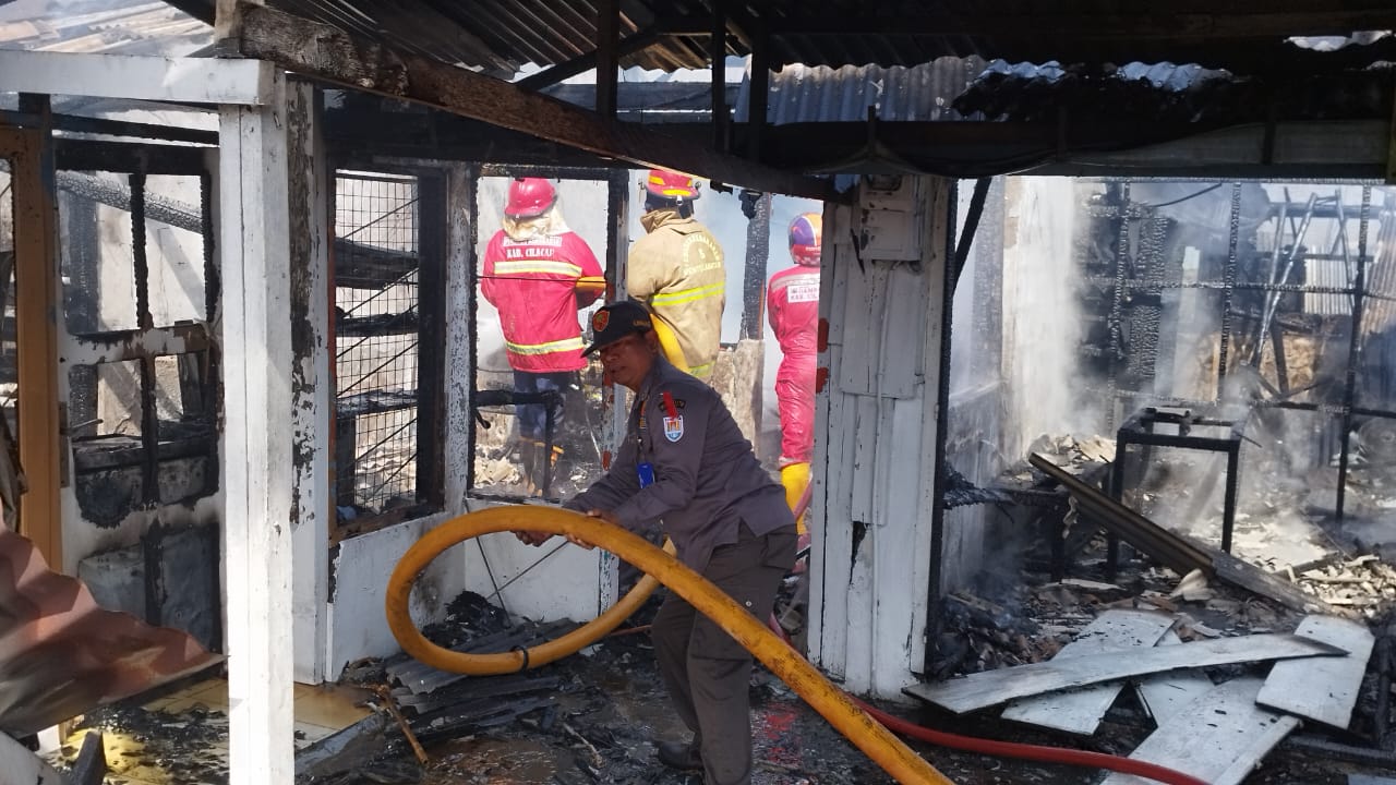 Warung Mie Ayam di Jalan MT Haryono Relokasi Cilacap Kebakaran