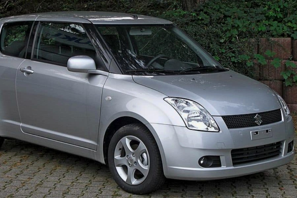 Harga Suzuki Swift Gen 1: Mobil Hatchback Ramping yang Cocok Diajak Manuver di Jalanan Padat 