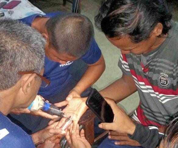 Cincin Sulit Terlepas, Warga Kroya Datangi Damkar Malam Hari 