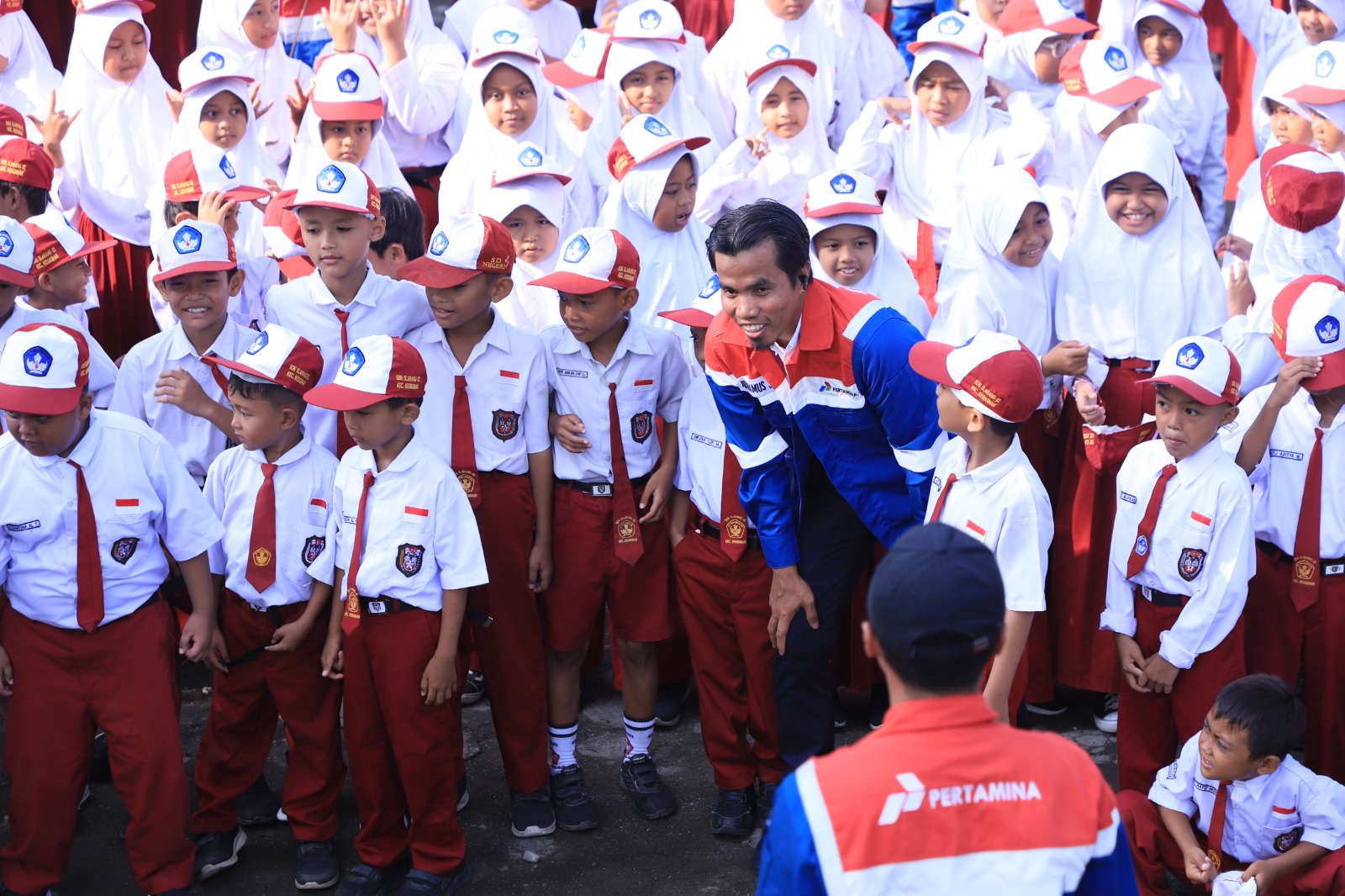 Berbagi Inspirasi, Simak Keseruan Perwira Kilang Cilacap menjadi Pengajar Anak-anak SD