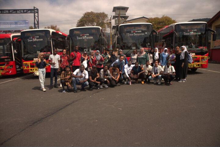 Keseruan Mahasiswa Internasional Program BIPA UMP Nikmati Bus Trans Banyumas