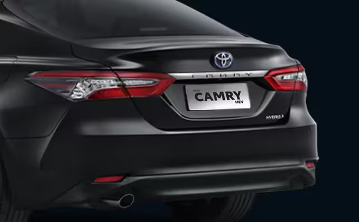 Nggak Nyangka! Ini Alasan Toyota Camry HEV Diam-Diam Jadi Incaran 