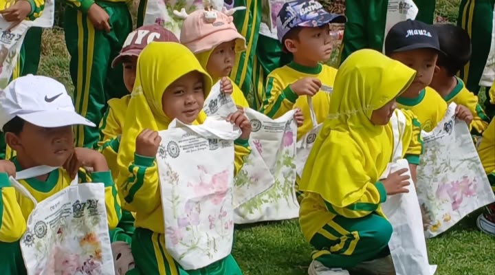 Kreatif! Anak-anak TK di Dieng Ubah Daun dan Bunga Jadi Karya Seni