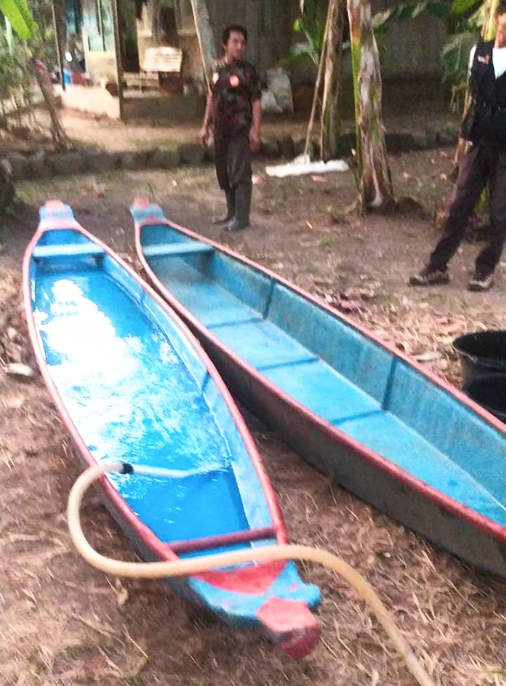 Di Sumpiuh Warga Gunakan Perahu Tampung Air Bersih