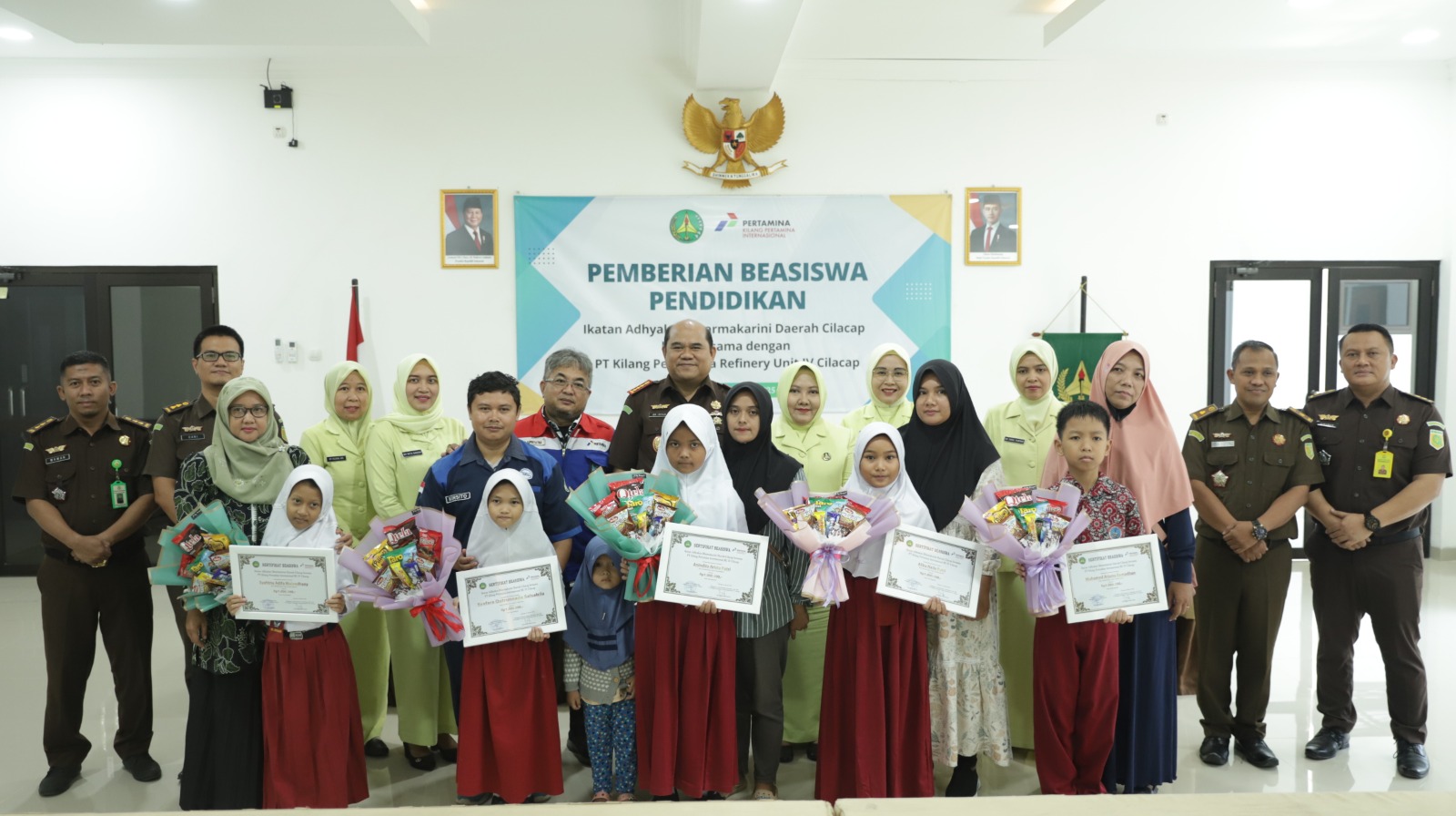 Tingkatkan Kualitas Pendidikan, Kilang Cilacap Salurkan Beasiswa untuk Anak Berprestasi