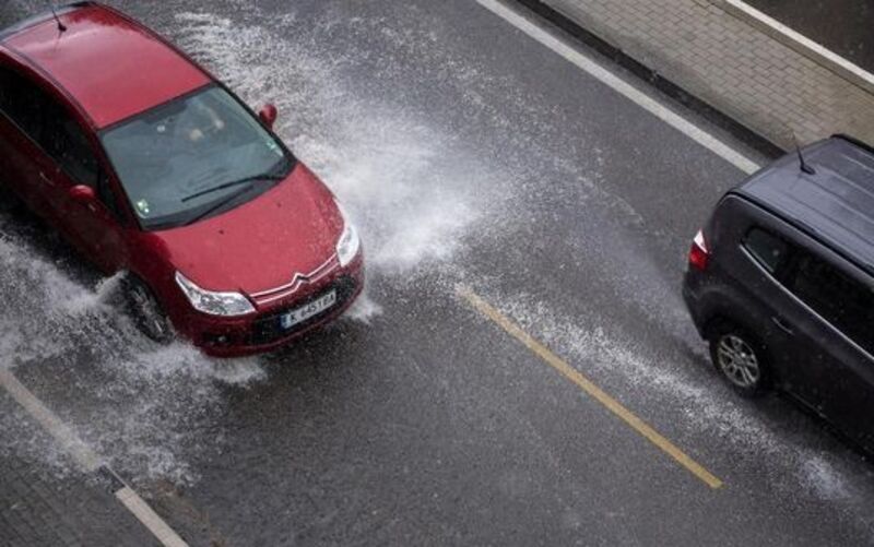 Berikut bahayanya terjadi Aquaplanning saat berkendara di Musim Hujan!