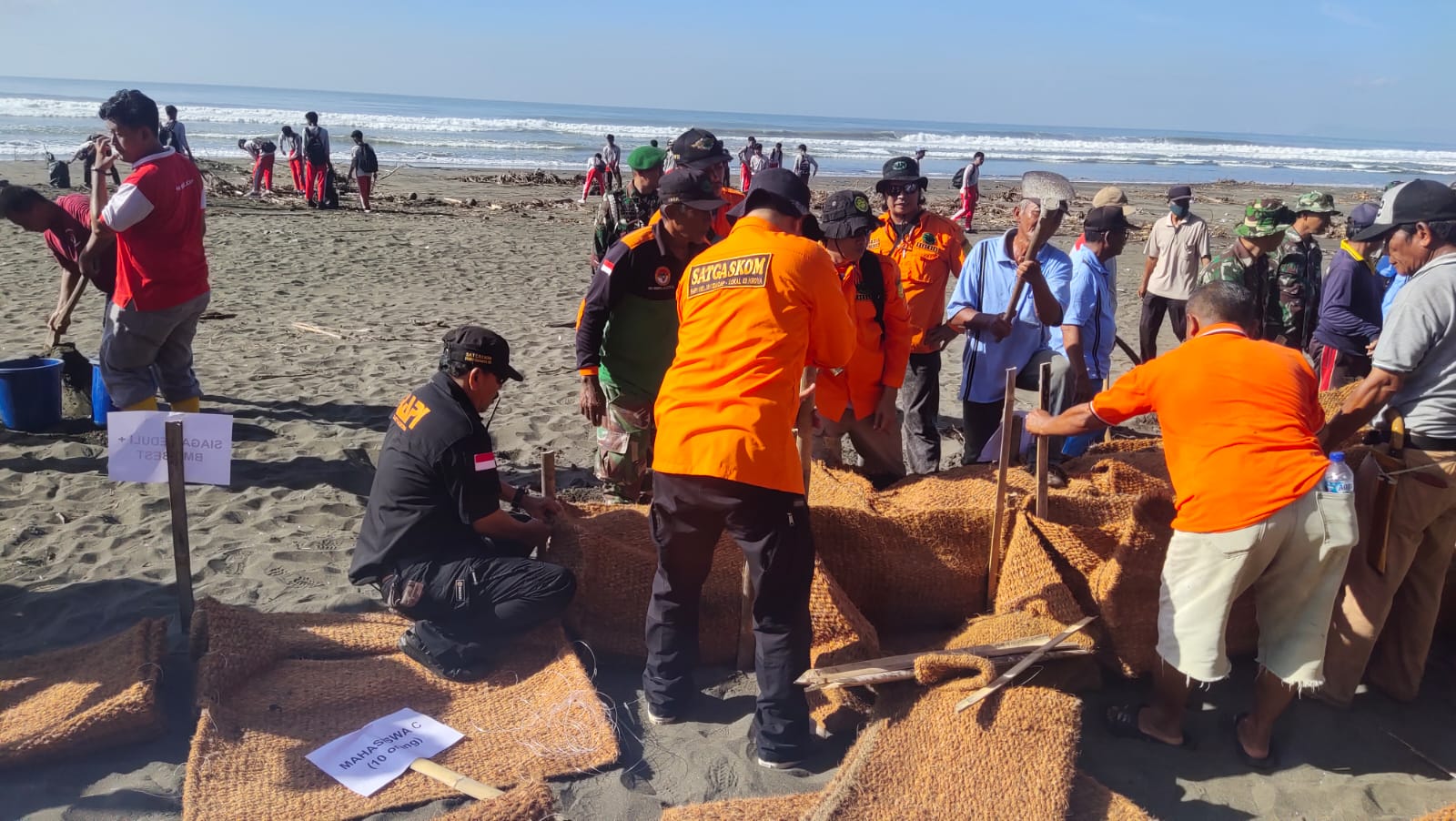 Langganan Abrasi Pantai, 150 Bronjong Sabut Kelapa Dipasang di Pantai Sodong  Cilacap