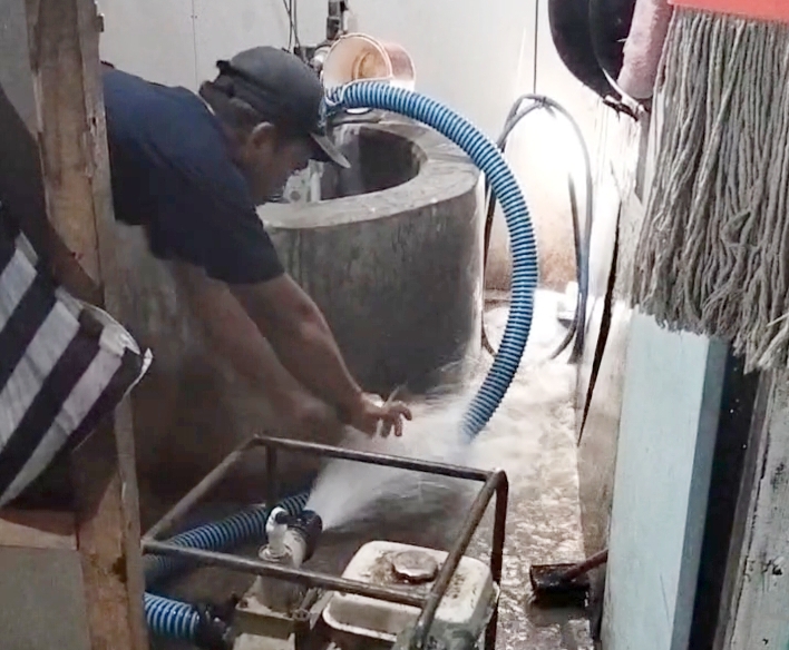 Damkar Sidareja Cilacap Evakuasi Handphone yang Tercebur Sumur Sedalam 10 Meter