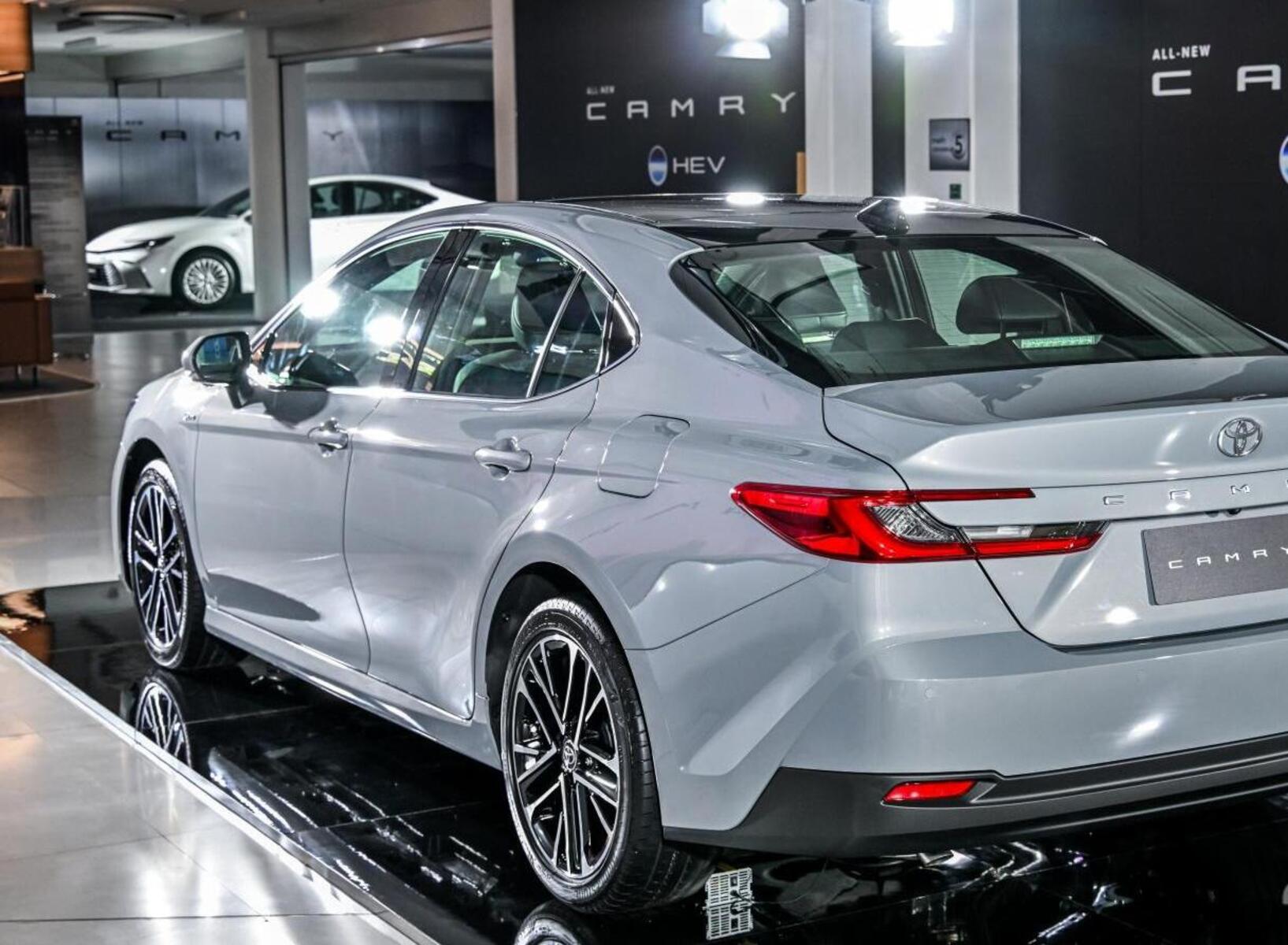 Transformasi Toyota New Camry HEV 2025, Tampil Semakin Elegan Banyak Dilirik Segmen Premium