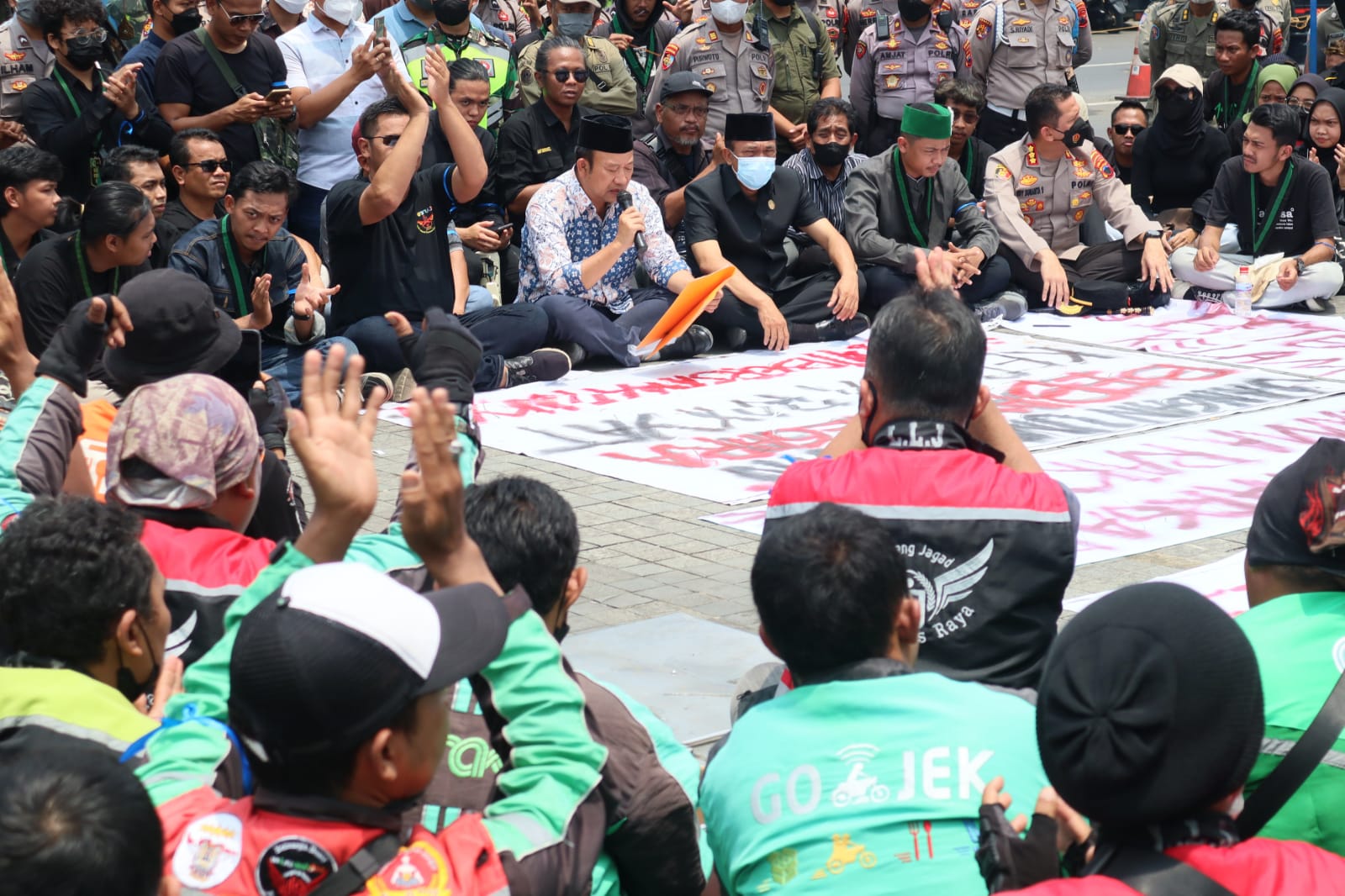Temui Massa Demonstrasi, Bupati dan Wakil Ketua DPRD Banyumas Fasilitasi Kepentingan Pengusaha Transportasi  