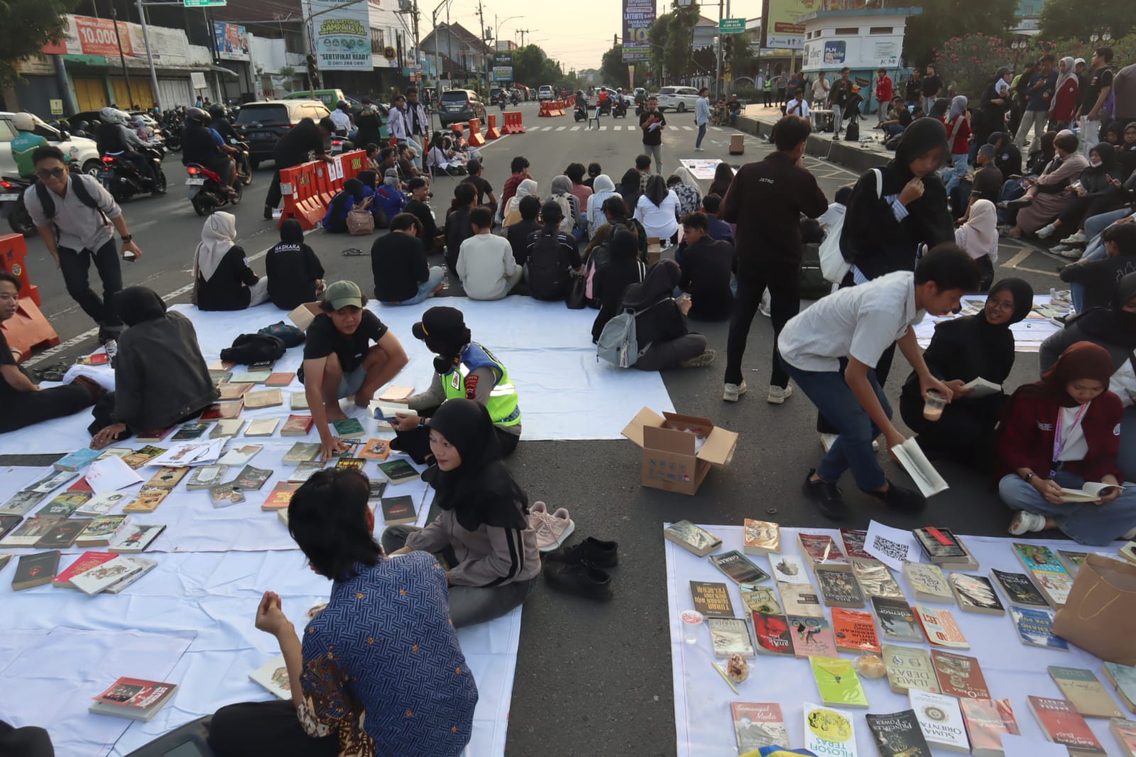 Mimbar Bebas Disertai Pasar Gratis, BEM Banyumas Buka Lapak Baca Saat Aksi