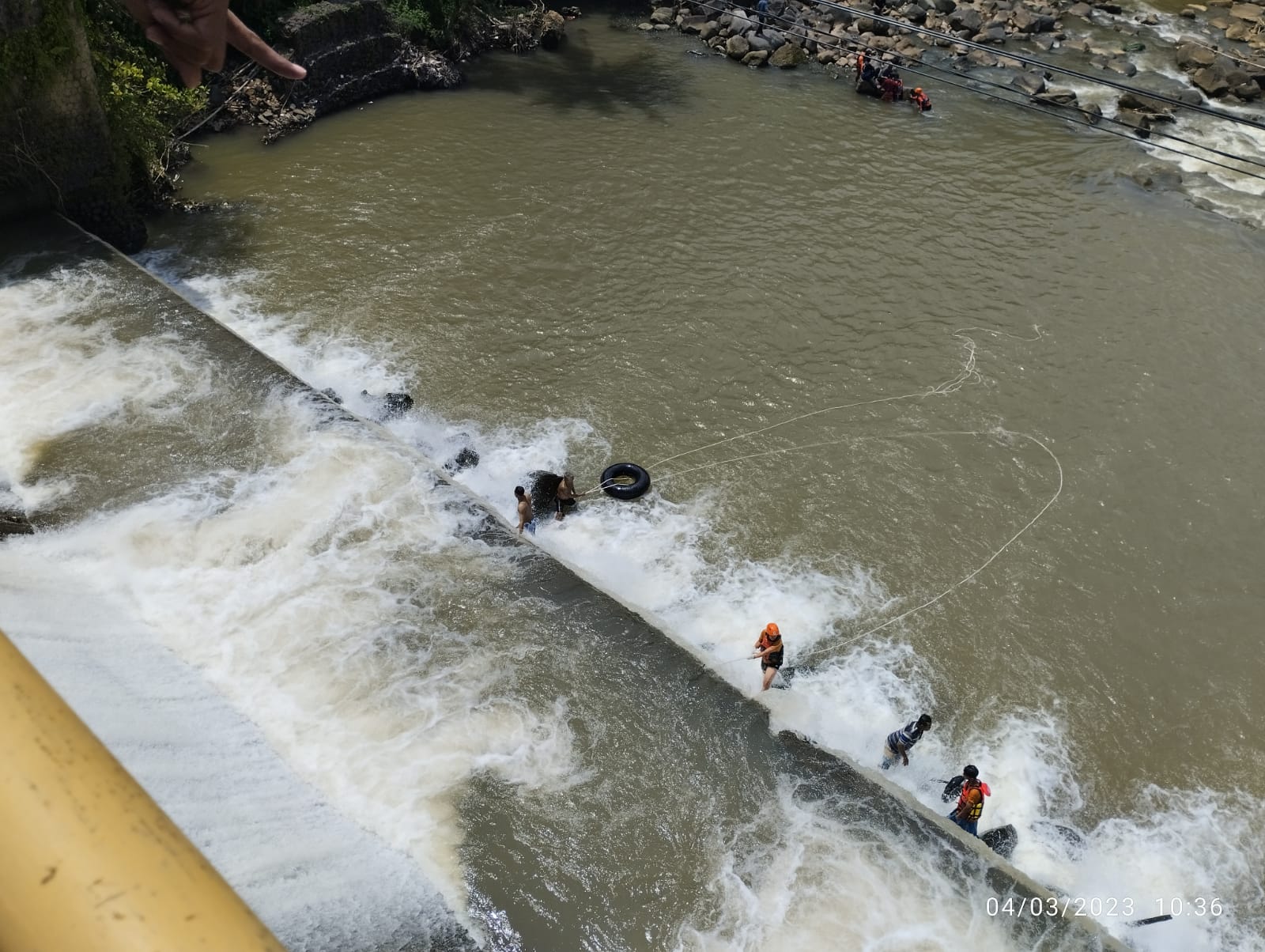 Dicari 1 Jam Lebih, Wanita Hamil Yang Jatuh di Bendungan Sungai Logawa Berhasil Ditemukan