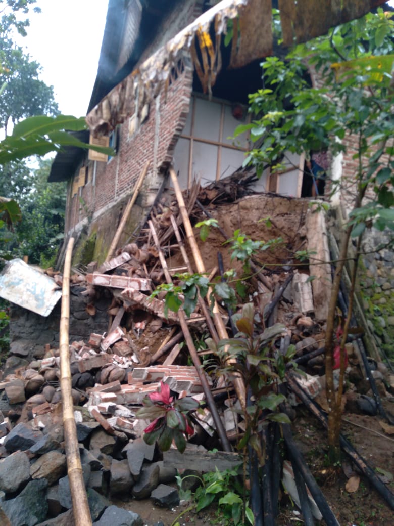 Curah Hujan Tinggi, Longsor Menimpa Dapur Rumah Warga di Kutaliman Kedungbanteng