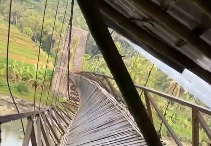 Sling Baja Putus, Jembatan Gantung Purwonegoro–Kincang Ambruk dan Putuskan Akses Warga