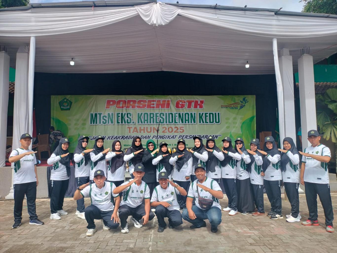 MTsN 1 Juara Umum Porseni FKKMTsN