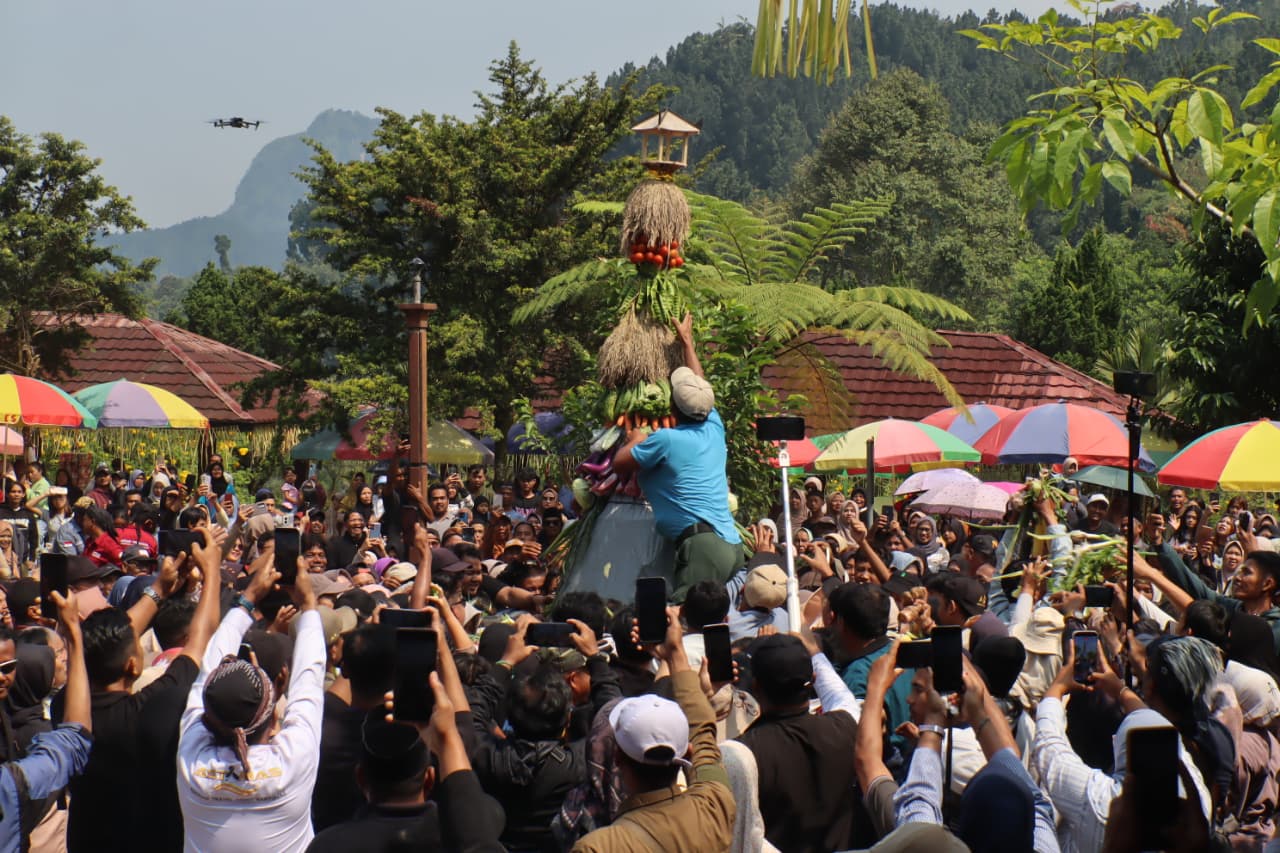 Relawan Belgia Meriahkan Grebeg Sura Baturraden, Festival Budaya Tarik Ribuan Wisatawan ke Lokawisata