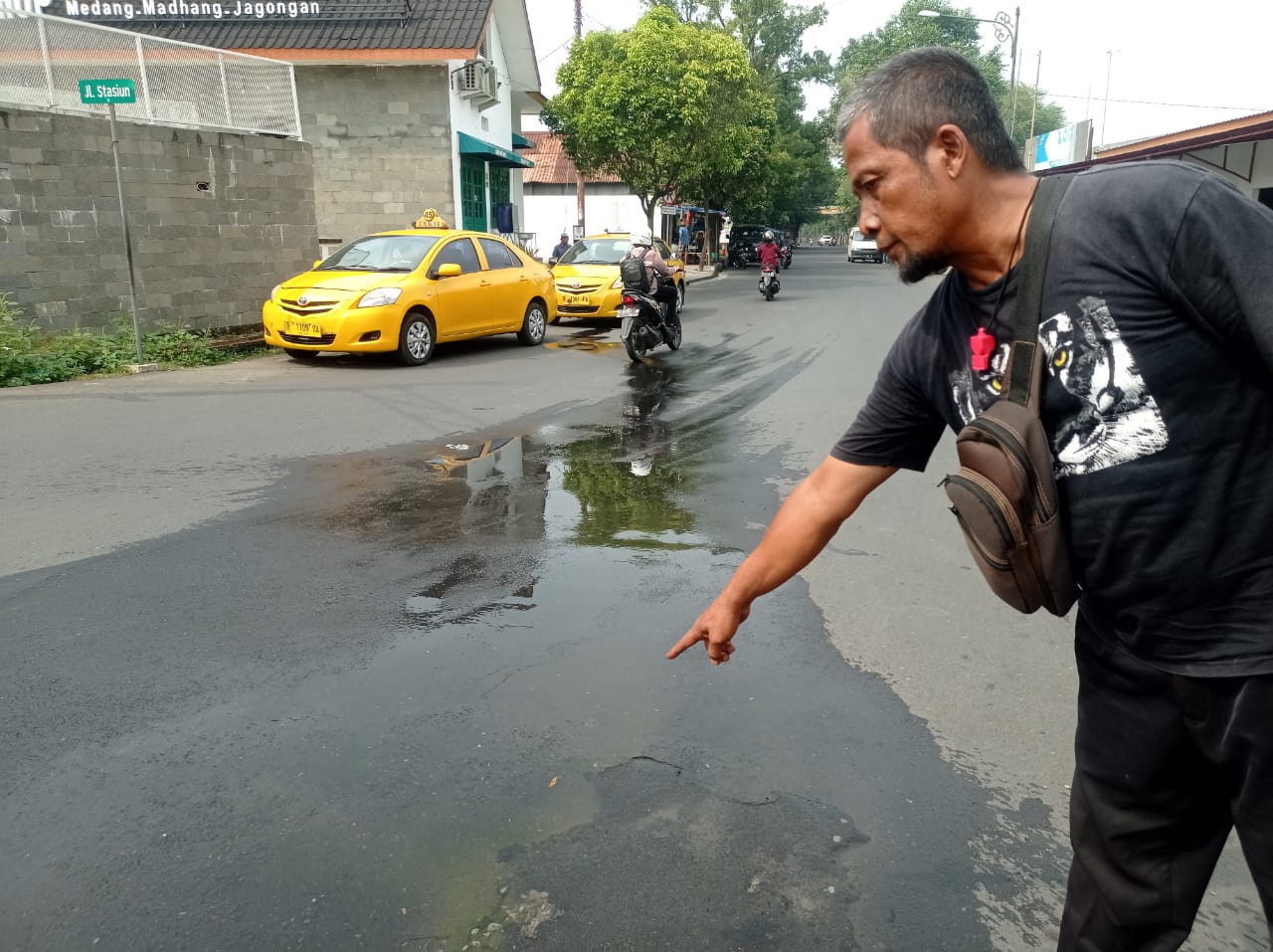 Genangan Air Berbulan-bulan di Jalan Stasiun Purwokerto Akibatkan 3 Pengendara Motor Terjatuh